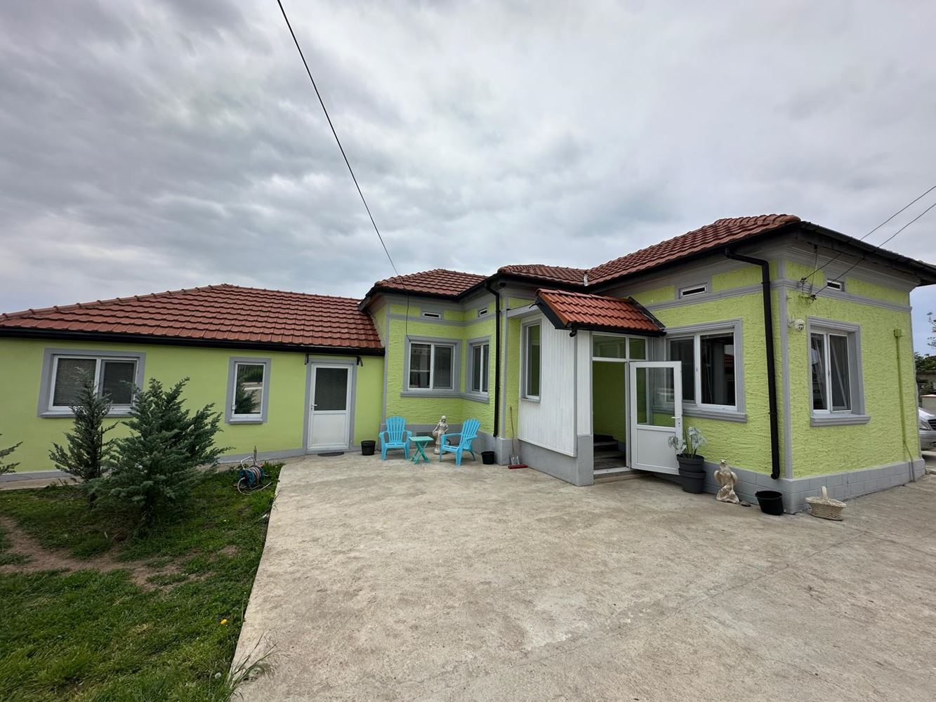 Fully Renovated House with Huge Yard and Perfect Conditions for Year-Round Living