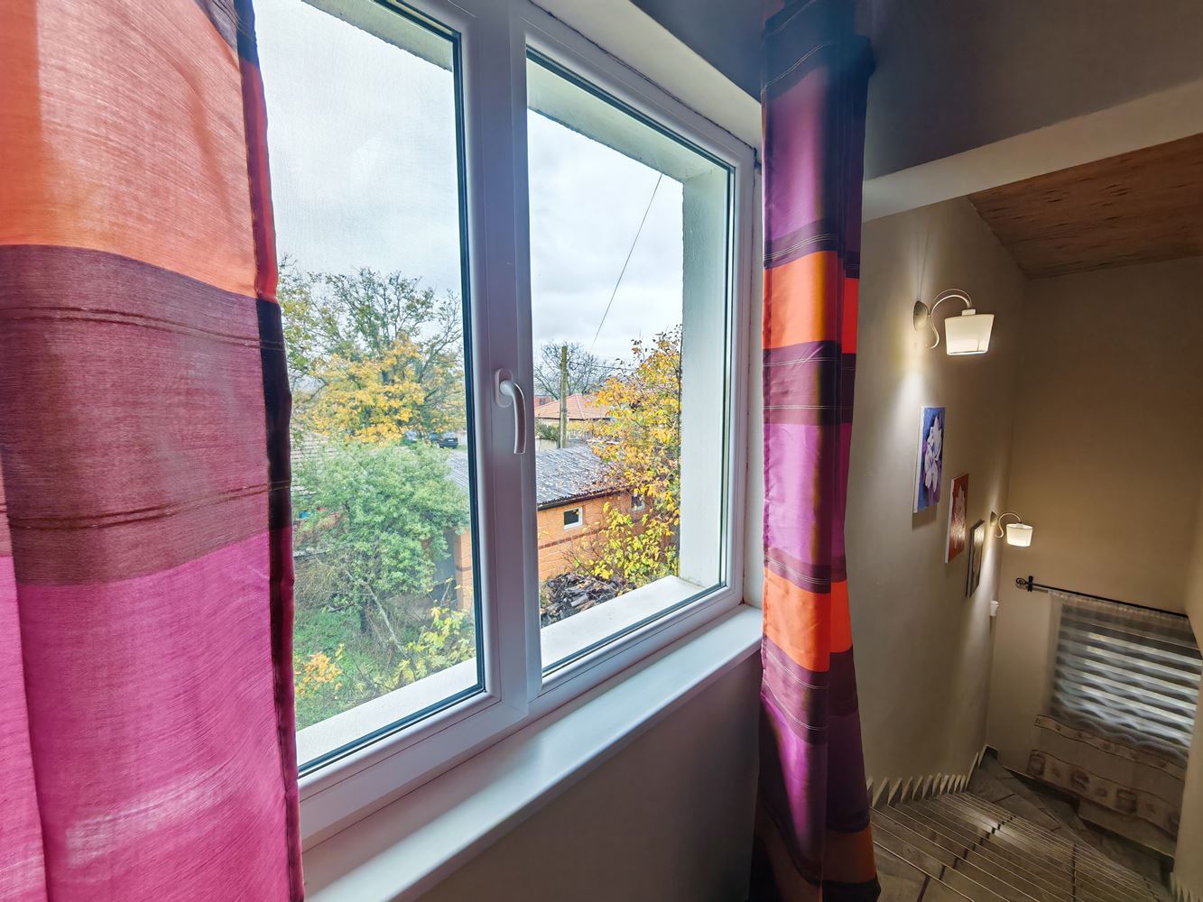 Detached two-storey house with a large yard and vineyard in Poroy village – space, comfort and tranquility