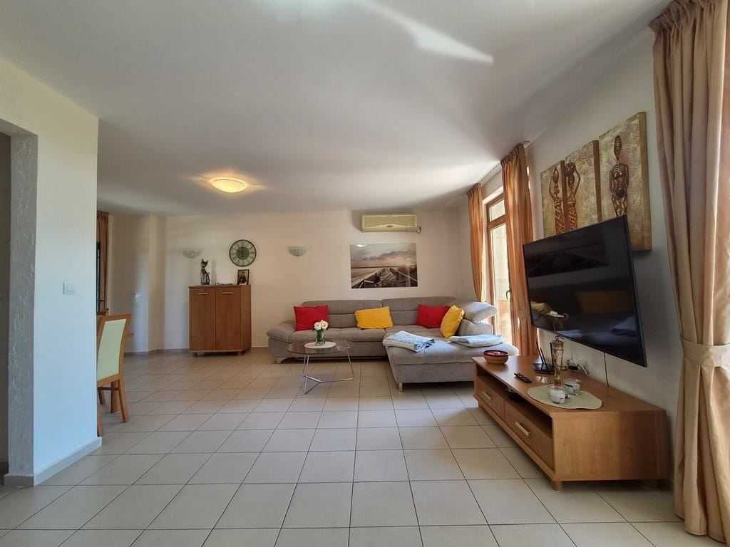 Spacious townhouse in a boutique gated complex – fully furnished, close to the sea and with low running costs