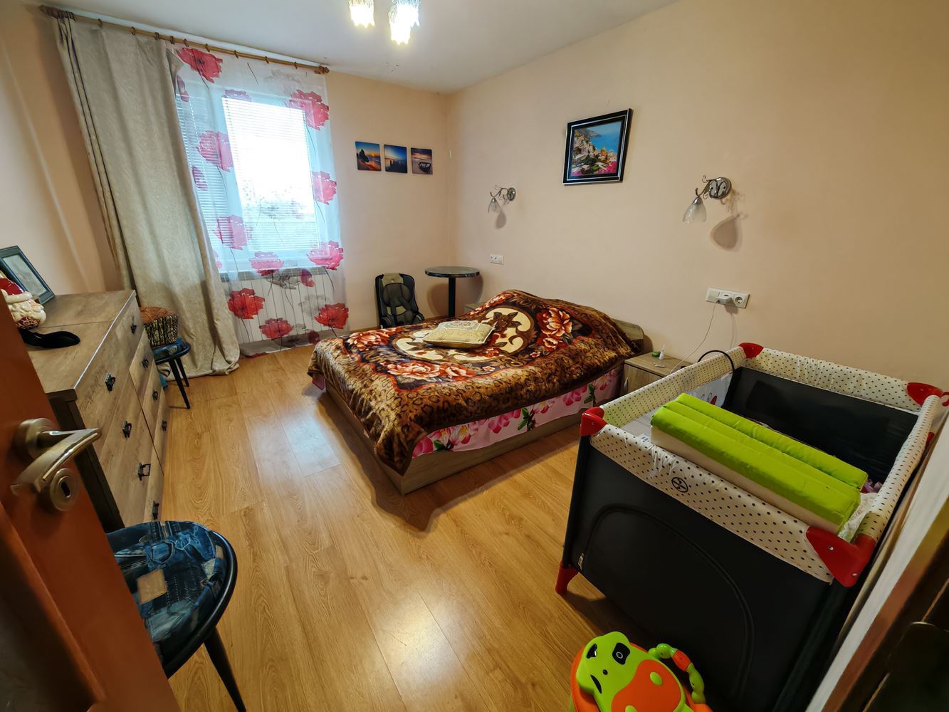 Detached two-storey house with a large yard and vineyard in Poroy village – space, comfort and tranquility