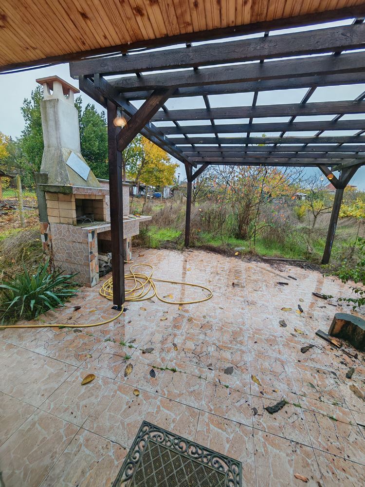 Detached two-storey house with a large yard and vineyard in Poroy village – space, comfort and tranquility