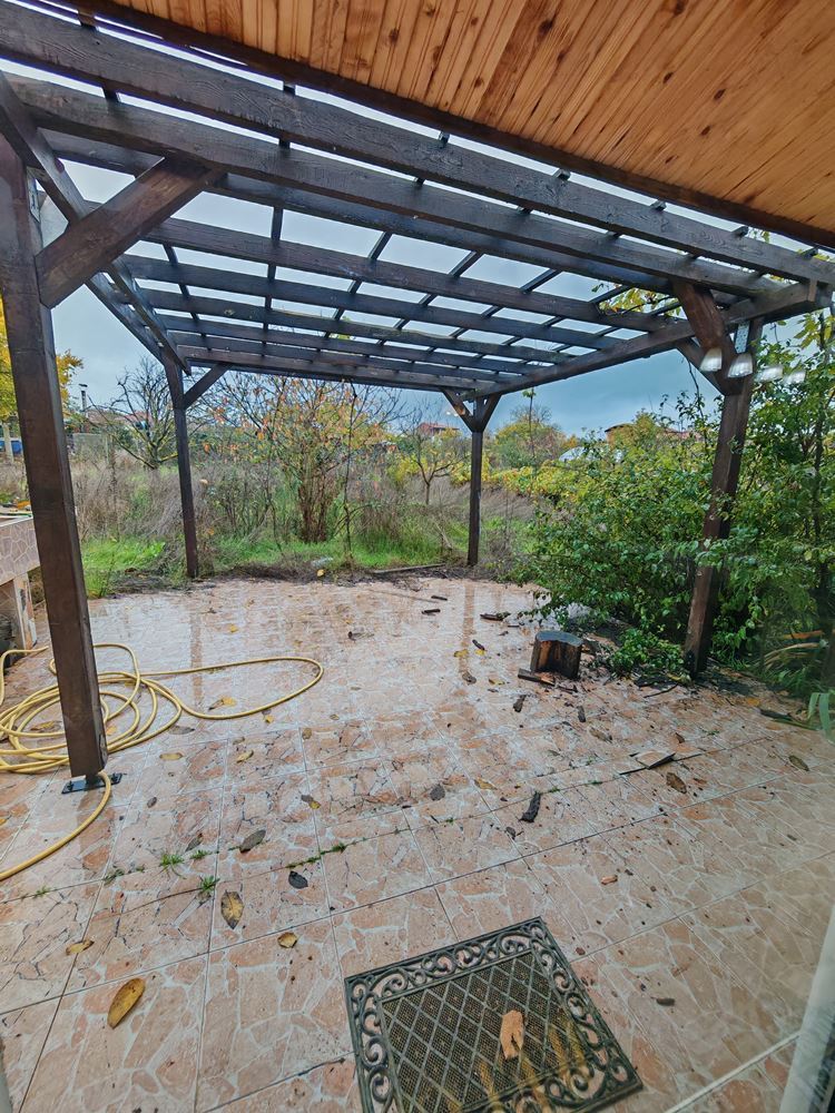 Detached two-storey house with a large yard and vineyard in Poroy village – space, comfort and tranquility