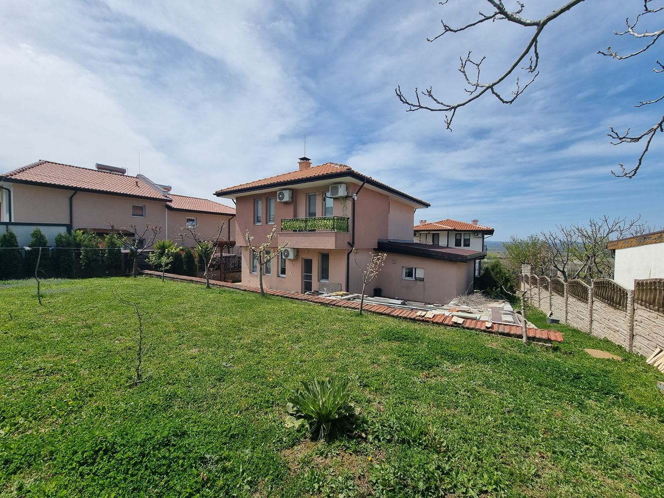 Beautiful two-storey house with yard, garage, and modern heating in Kosharitsa